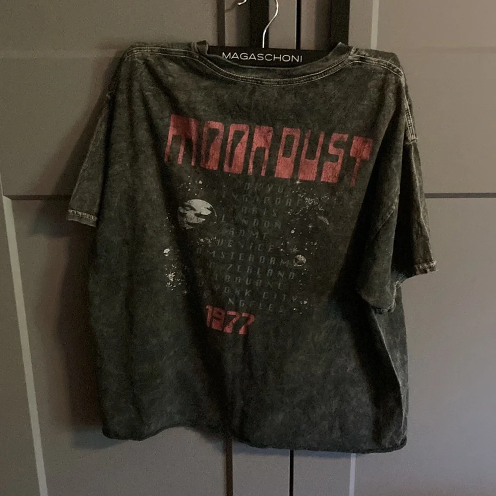 It is a moon shirt that is gray and a bit of pink. - Picture 2 of 3
